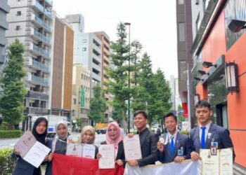 Tiga Tim Riset MAN Insan Cendekia Ogan Komering Ilir (OKI) Sumatera Selatan berhasil raih 1 medali emas dan 2 medali perak pada ajang Japan Design, Idea, and Invention Exhibition (JDIE). Kegiatan yang dilaksanakan 5 Juli 2024 ini diikuti 343 peserta dari 25 negara.