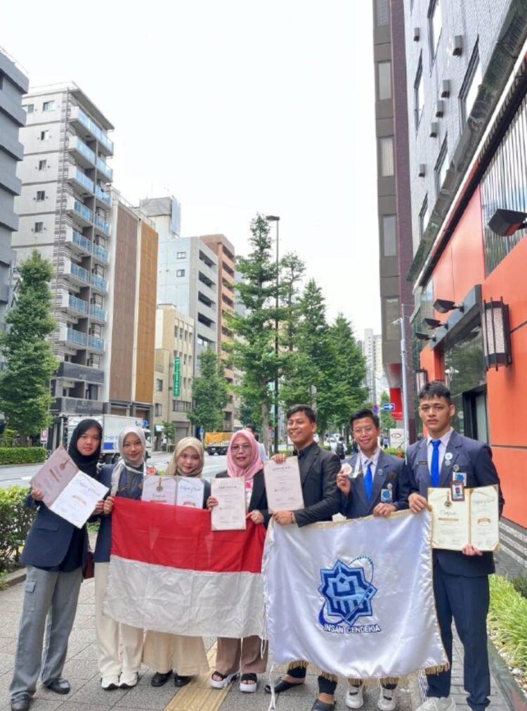 Tiga Tim Riset MAN Insan Cendekia Ogan Komering Ilir (OKI) Sumatera Selatan berhasil raih 1 medali emas dan 2 medali perak pada ajang Japan Design, Idea, and Invention Exhibition (JDIE). Kegiatan yang dilaksanakan 5 Juli 2024 ini diikuti 343 peserta dari 25 negara.