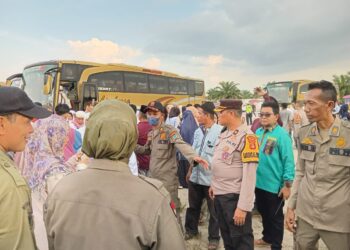Polres Ogan Ilir melaksanakan pengamanan kepulangan jemaah haji asal Kabupaten Ogan Ilir pada Kamis (11/7). Kepulangan ini berlangsung di Masjid An-Nur, KPT Tanjung Senai, pada pukul 16.00 WIB. Kegiatan pengamanan dipimpin langsung oleh Kabag Ops Polres Ogan Ilir, Kompol Kusyanto, S.H., M.H.