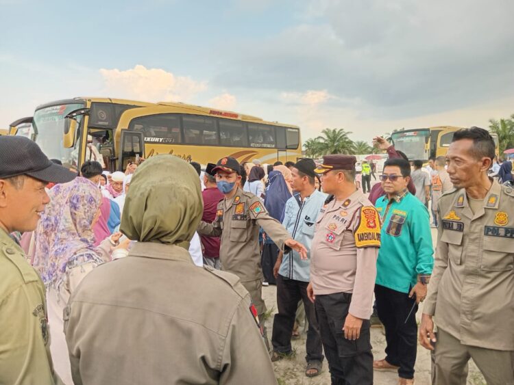 Polres Ogan Ilir melaksanakan pengamanan kepulangan jemaah haji asal Kabupaten Ogan Ilir pada Kamis (11/7). Kepulangan ini berlangsung di Masjid An-Nur, KPT Tanjung Senai, pada pukul 16.00 WIB. Kegiatan pengamanan dipimpin langsung oleh Kabag Ops Polres Ogan Ilir, Kompol Kusyanto, S.H., M.H.