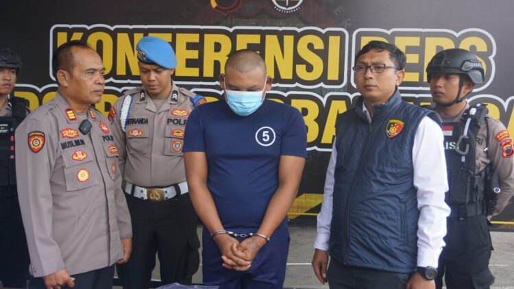 Polsek Mrebet Polres Purbalingga mengamankan pelaku pencurian dengan pemberatan yang terjadi di Desa Cipaku, Kecamatan Mrebet, Kabupaten Purbalingga. Pelaku diamankan setelah diketahui membobol warung dan melakukan pencurian barang yang ada di dalamnya.