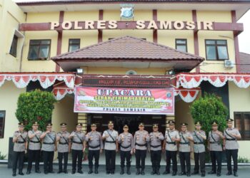 Polres Samosir menggelar upacara Serah Terima Jabatan (Sertijab) bagi tujuh perwira pada Jumat, 12 Juli 2024. Upacara yang dimulai sekitar pukul 08:30 WIB ini berlangsung di Lapangan Markas Komando (Mako) Polres Samosir.
