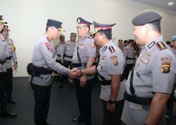 Kapolda Sumsel Irjen A Rachmad Wibowo memimpin prosesi serah terima jabatan dilingkungan Polda dan beberapa Kapolres jajaran, diaula lantai 7 Mapolda pada Jumat (12/7/2024).