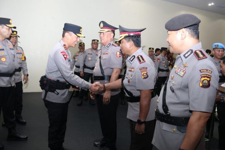 Kapolda Sumsel Irjen A Rachmad Wibowo memimpin prosesi serah terima jabatan dilingkungan Polda dan beberapa Kapolres jajaran, diaula lantai 7 Mapolda pada Jumat (12/7/2024).