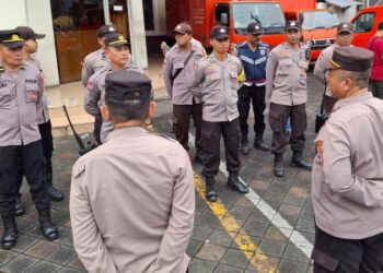 Polsek Sario berhasil mengamankan kegiatan aksi damai yang dilaksanakan oleh Konfederasi Serikat Buruh Seluruh Indonesia (K-SBSI) Sulawesi Utara di Holland Bakery, Jl. Piere Tendean No. 89, Boulevard, Kelurahan Sario Utara, Lingkungan III, Kecamatan Sario, Kota Manado. Aksi ini dipimpin oleh Korlap Lucky CH.M Sanger, John Pade S.Sos, dan Roy Sihombing S.H, bersama sekitar 20 orang massa aksi serta pengurus K-SBSI Sulut, di antaranya Ibu Fone H Umboh S.E (Bendahara Korwil K-SBSI Sulut) dan Max Bawotong S.H (Sekretaris Korwil K-SBSI Sulut), Pada hari Kamis, 11 Juli 2024, sekitar pukul 10.30 WITA.