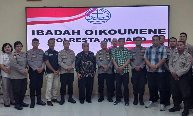 Polresta Manado kembali menggelar kegiatan Pembinaan Rohani dan Mental (Binrohtal) sebagai bagian dari upaya meningkatkan ketakwaan dan kebersamaan di kalangan personelnya. Kegiatan yang berlangsung di Aula Polresta Manado ini diikuti oleh seluruh anggota kepolisian, dari tingkat perwira hingga bintara, Kamis (11/7/2024).