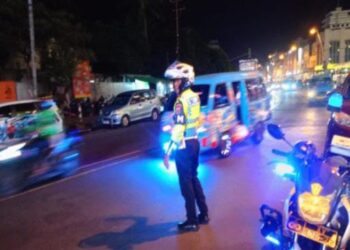 Satuan Lalu Lintas (Sat Lantas) Polresta Manado meluncurkan program inovatif bertajuk “Silau Mata” (Siaga Lampu Biru di Keramaian Kota). Program ini bertujuan untuk memberikan rasa aman kepada masyarakat melalui kehadiran personel Sat Lantas yang siaga dengan lampu biru menyala di area-area ramai, Kamis (11/7/2024).