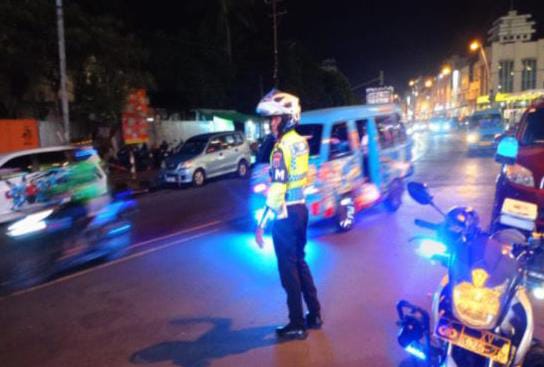 Satuan Lalu Lintas (Sat Lantas) Polresta Manado meluncurkan program inovatif bertajuk “Silau Mata” (Siaga Lampu Biru di Keramaian Kota). Program ini bertujuan untuk memberikan rasa aman kepada masyarakat melalui kehadiran personel Sat Lantas yang siaga dengan lampu biru menyala di area-area ramai, Kamis (11/7/2024).
