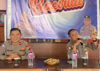 Polresta Manado menggelar kegiatan rutin “Jumat Bacarita” di kantin presisi mereka, dengan fokus utama pada permasalahan keamanan dan ketertiban masyarakat (kamtibmas) di lingkungan sekitar. Acara ini dihadiri oleh beberapa tokoh penting, termasuk Kasat Binmas Kompol Nelson Tuju, Kasat Samapta Kompol Bartholomeo Dambe, Kanit Bhabinkamtibmas Ipda Noldy Mahiborang, Kbo Sat Binmas Ipda Axel F Pelongan, dan kaling Kota Manado, Jumat (12/7/2024).