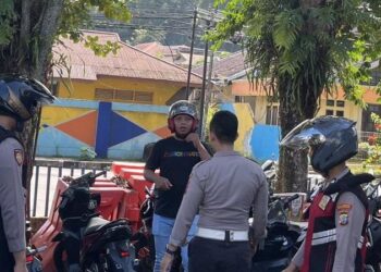 Personel Rayon Samapta Polresta Manado melaksanakan patroli presisi pada Jumat malam. Patroli ini bertujuan untuk mencegah tindak kriminal dan memastikan bahwa kendaraan yang beroperasi di jalan raya mematuhi peraturan lalu lintas, Sabtu (13/7/2024).