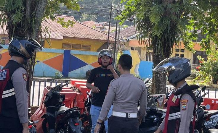 Personel Rayon Samapta Polresta Manado melaksanakan patroli presisi pada Jumat malam. Patroli ini bertujuan untuk mencegah tindak kriminal dan memastikan bahwa kendaraan yang beroperasi di jalan raya mematuhi peraturan lalu lintas, Sabtu (13/7/2024).