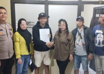 Bhabinkamtibmas Polsek Tuminting kembali menunjukkan dedikasinya dalam menjaga keamanan dan ketertiban di tengah masyarakat. Pada hari Sabtu (13/07/2024), Bhabinkamtibmas Polsek Tuminting berhasil menyelesaikan permasalahan selisih paham antara suami dan istri di Kelurahan Tumumpa Satu, Lingkungan 1, melalui pendekatan Problem Solving.