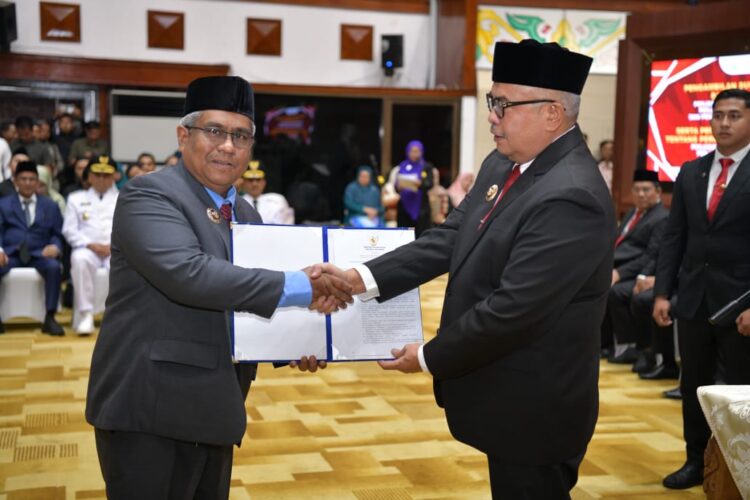 Kementerian Dalam Negeri (Kemendagri) menerbitkan surat keputusan (SK) untuk perpanjangan masa jabatan Dr. Drs. Mahyuzar, MSi sebagai penjabat (Pj) Bupati Aceh Utara. Sebagai mana diketahui, penyerahan SK tersebut dilaksanakan oleh Pj Gubernur Aceh, Bustami Hamzah, pukul 11.00 WIB, Minggu (14/7/2024), Anjong Mon Mata Kompleks Meuligoe Gubernur Aceh, Kota Banda Aceh.