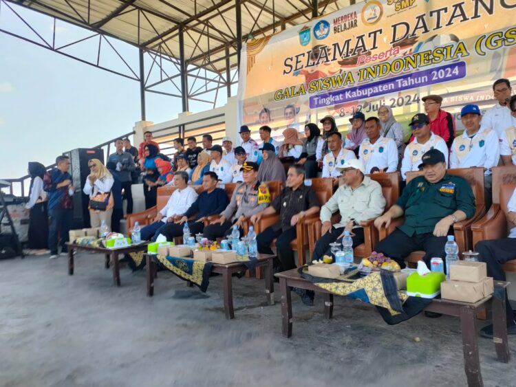 Wakil Kepala Kepolisian Resor Ogan Ilir, Kompol Helmi A. SH, MH, turut menghadiri acara final pertandingan Gala Siswa Indonesia (GSI) dan pemberian Trofi serta hadia bagi para peserta pemenang lomba yang berlangsung di lapangan bola Tanjung Senai, Ogan Ilir. Acara ini dihadiri oleh berbagai unsur pemerintahan dan menjadi momen penting dalam rangkaian kegiatan olahraga tingkat pelajar di wilayah tersebut.