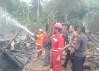 Kebakaran hebat yang melanda 3 unit rumah semi permanen di Dusun Tgk.Seumatang, Desa Padang Sakti, Kecamatan Muara Satu, Kota Lhokseumawe, Minggu (14/7/2024) sekitar pukul 14.00 WIB. Kebakaran ini menghanguskan rumah-rumah milik Dedy Saputra (41 tahun) wiraswasta , Zulkarnain (38 tahun) PNS, dan Jamaliah (62 tahun) IRT.