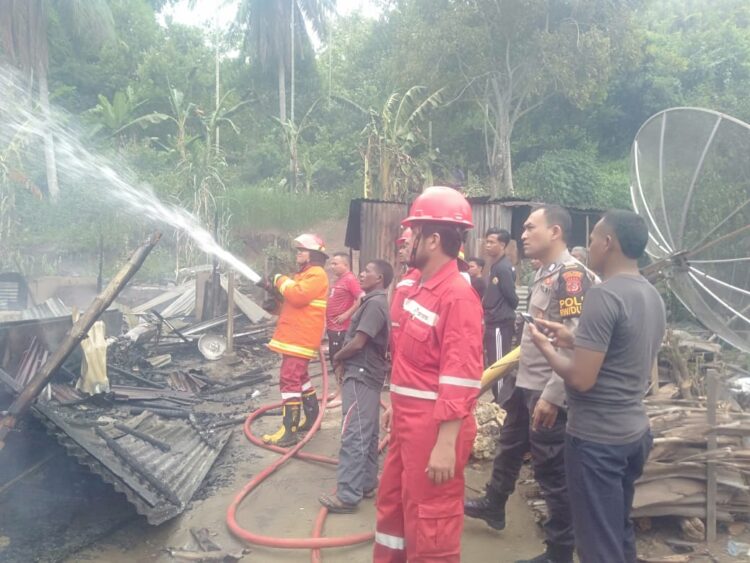 Kebakaran hebat yang melanda 3 unit rumah semi permanen di Dusun Tgk.Seumatang, Desa Padang Sakti, Kecamatan Muara Satu, Kota Lhokseumawe, Minggu (14/7/2024) sekitar pukul 14.00 WIB. Kebakaran ini menghanguskan rumah-rumah milik Dedy Saputra (41 tahun) wiraswasta , Zulkarnain (38 tahun) PNS, dan Jamaliah (62 tahun) IRT.