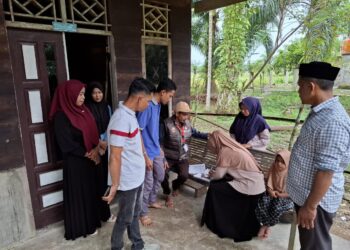Panitia Pengawasan Pemilihan (Panwaslih) Kabupaten Aceh Utara melakukan pengawasan pencocokan data pemilih (Coklit) di Desa Cempedak dan Desa Seuneubok Baro Kecamatan Cot Girek, pada Minggu 14 Juli 2024. Pengawasan coklit tersebut di lakukan oleh Faisal Anwar turut didampingi oleh Muhammad Daud staf Panwaslih Kabupaten Aceh Utara.