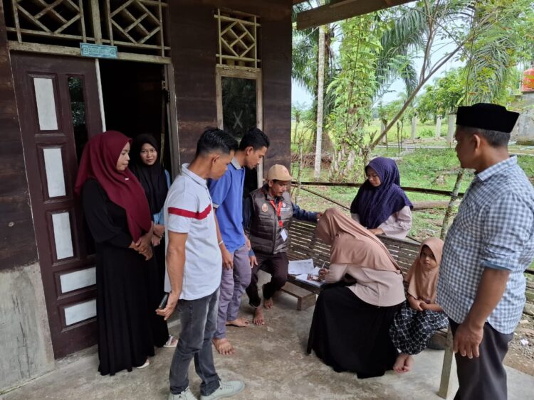 Panitia Pengawasan Pemilihan (Panwaslih) Kabupaten Aceh Utara melakukan pengawasan pencocokan data pemilih (Coklit) di Desa Cempedak dan Desa Seuneubok Baro Kecamatan Cot Girek, pada Minggu 14 Juli 2024. Pengawasan coklit tersebut di lakukan oleh Faisal Anwar turut didampingi oleh Muhammad Daud staf Panwaslih Kabupaten Aceh Utara.