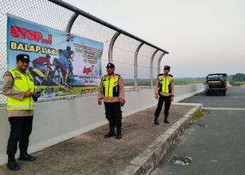 Polsek Indralaya melaksanakan kegiatan pemasangan spanduk himbauan di beberapa titik strategis di wilayah hukumnya. Kegiatan ini berlangsung pada Sabtu, 13 Juli 2024, sekitar pukul 16.00 WIB.