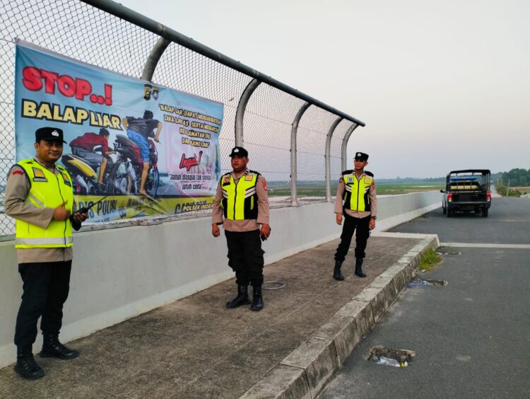 Polsek Indralaya melaksanakan kegiatan pemasangan spanduk himbauan di beberapa titik strategis di wilayah hukumnya. Kegiatan ini berlangsung pada Sabtu, 13 Juli 2024, sekitar pukul 16.00 WIB.