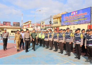 Senin (15/07/24) Dalam apel gelar pasukan yang dilaksanakan di halaman Polres Sidrap, Kapolres Sidrap AKBP Dr. Fantry Taherong. SH.,S.I.K.,MH melalui Wakapolres KOMPOL Ahmad Rosma. SH saat pimpin Apel menyampaikan bahwa Operasi Patuh 2024 ini akan berlangsung selama dua minggu, mulai tanggal 15 Juli hingga 28 Juli 2024.