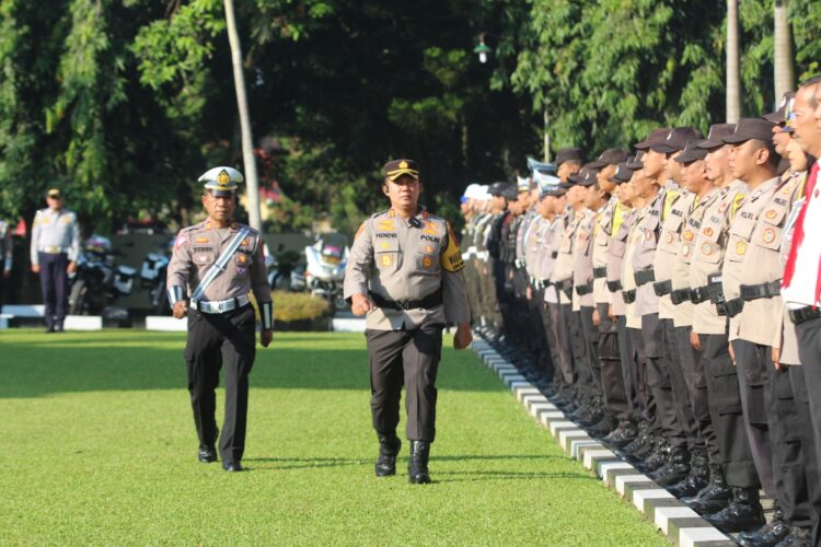 Kepolisian Resor Kota Banyumas, Polda Jateng, melaksanakan Apel Gelar Pasukan Operasi Patuh Candi 2024 yang bertempat di halaman Mapolresta Banyumas, Senin (15/7/24). Dipimpin oleh Wakapolresta Banyumas AKBP Hendri Yulianto, SIK, MH, Apel Gelar Pasukan Operasi Patuh Candi 2024 ini diikuti personel gabungan TNI-Polri, Satpol PP, dan Dinas Perhubungan Kabupaten Banyumas.