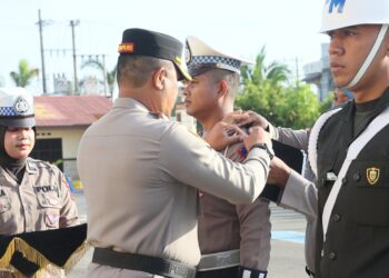 Polres Lhokseumawe menggelar apel pasukan untuk Operasi Patuh Seulawah 2024 yang dilaksanakan di lapangan Tribrata Polres Lhokseumawe, Senin (15/07/2024). Operasi ini mengusung tema “Tertib Berlalu Lintas Demi Terwujudnya Indonesia Emas”.
