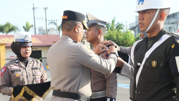 Polres Lhokseumawe menggelar apel pasukan untuk Operasi Patuh Seulawah 2024 yang dilaksanakan di lapangan Tribrata Polres Lhokseumawe, Senin (15/07/2024). Operasi ini mengusung tema “Tertib Berlalu Lintas Demi Terwujudnya Indonesia Emas”.