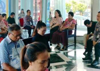 Bhabinkamtibmas IPDA PRANOTO dari Polresta Manado mengadakan Kegiatan Minggu Kasih di Gereja GMIM Getsemani Sario. Kegiatan ini bertujuan untuk mempererat hubungan antara kepolisian dan masyarakat serta meningkatkan keamanan di lingkungan sekitar, Minggu ( 14/7/2024).