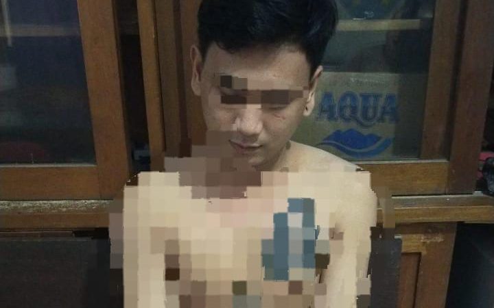 Polsek Bunaken menerima laporan dari masyarakat terkait insiden penganiayaan yang melibatkan penggunaan sajam di Kelurahan Pandu Lingkungan I, Kecamatan Bunaken, Kota Manado. Menurut informasi yang diterima, kejadian ini terjadi ketika Oktovani Wongkar (41 tahun), seorang THL yang sedang membersihkan ranting pohon di rumah duka bersama teman-temannya, tiba-tiba diserang dengan sajam oleh seorang terlapor bernama CJA (20 tahun), Minggu (14/7/2024).