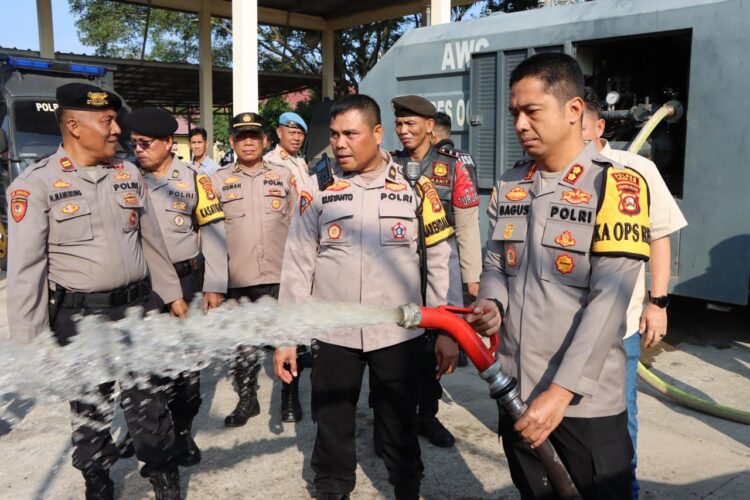 Kapolres Ogan Ilir, AKBP Bagus Suryo Wibowo, S.I.K., melakukan pengecekan peralatan pemadam kebakaran lahan di Mapolres Ogan Ilir. Kegiatan ini dilakukan sebagai persiapan menghadapi potensi kebakaran hutan dan lahan (karhutla) yang kerap terjadi di wilayah kabupaten ogan ilir.