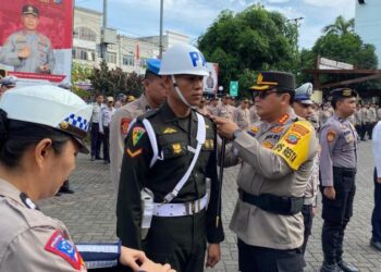 Polresta Manado telah resmi meluncurkan Operasi Patuh Samrat 2024 sebagai upaya untuk meningkatkan kesadaran dan disiplin berlalu lintas di wilayah hukum mereka. Operasi ini diumumkan oleh Kapolresta Manado, Kombes Pol Julianto Sirait, dalam sebuah apel gelar pasukan di Mako Polresta Manado pada hari Senin, 15 Juli 2024.