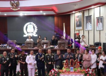 Kapolresta Manado, Kombes Pol Julianto Sirait, hadir sebagai tamu kehormatan dalam Rapat Paripurna Dewan Perwakilan Rakyat Daerah (DPRD) Kota Manado yang digelar dalam rangka memperingati HUT Kota Manado ke-401, Senin (15/7/2024).