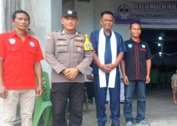 Bhabinkamtibmas Polsek Singkil, Bripka Jefta B. Pandeiroot, melaksanakan tugasnya dengan menggelar Pos Paja Somat (Pengamanan) saat ibadah pagi berlangsung di Gereja GMIM Kalvari Parigi 7, Kombos Timur, Lk. VI. Kehadiran Bripka Jefta bertujuan untuk memastikan keamanan dan ketertiban selama berlangsungnya ibadah di gereja tersebut. Dengan cermat, ia memantau aktivitas sekitar gereja dan menjaga situasi agar tetap kondusif.