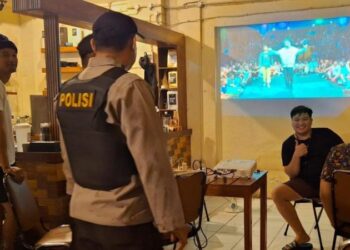 Personel dari Polresta Manado telah aktif dalam menjaga keamanan acara nobar Piala Eropa 2024 di beberapa lokasi di Kota Manado. Dalam upaya untuk memastikan kelancaran acara dan keamanan pengunjung, petugas-petugas tersebut dikerahkan untuk melakukan patroli intensif sebelum, selama, dan setelah pertandingan, Senin (15/7/2024).