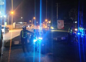 Personel Satuan Lalu Lintas Polresta Manado menghadirkan program inovatif bernama “Silau Mata” untuk meningkatkan keamanan di malam hari di tengah keramaian Kota Manado. Program ini melibatkan penggunaan lampu biru yang dipasang strategis di titik-titik keramaian, seperti pusat perbelanjaan dan area publik lainnya, Minggu (14/7/2024).