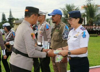 Operasi Patuh Samrat 2024 di Sulawesi Utara secara resmi dimulai. Hal tersebut ditegaskan Kapolda Sulut Irjen Pol Yudhiawan saat memimpin Apel Gelar Pasukan, di Lapangan Presisi Polda Sulut, Senin (15/7/2024).