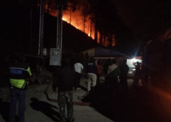Kapolres Samosir AKBP Yogie Hardiman, S.H., S.I.K., M.H. lakukan pengecekan lokasi kebakaran lahan yang terjadi di Perbukitan Siaraubung Desa Turpuk Limbong Kecamatan Harian Kabupaten Samosir. Dalam pengecekan tersebut, beliau didampingi oleh Camat Harian Hartopo Manik STTP, PJU Polres Samosir, dan Kapolsek Harian. Selasa,(16/07/2024) Pukul 10:00 Wib.