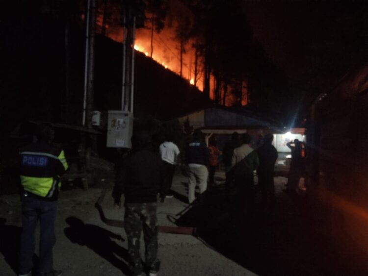 Kapolres Samosir AKBP Yogie Hardiman, S.H., S.I.K., M.H. lakukan pengecekan lokasi kebakaran lahan yang terjadi di Perbukitan Siaraubung Desa Turpuk Limbong Kecamatan Harian Kabupaten Samosir. Dalam pengecekan tersebut, beliau didampingi oleh Camat Harian Hartopo Manik STTP, PJU Polres Samosir, dan Kapolsek Harian. Selasa,(16/07/2024) Pukul 10:00 Wib.
