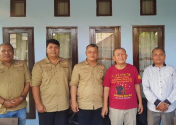 FOTO BERSAMA: Pengurus DPD Pewarna Sumut foto bersama tokoh masyarakat Sumut, Dr Drs RE Nainggolan, MM dan Pdt Fransiskus Siregar STh, Selasa (16/7/2024). ( Foto Dok/ Pewarna Sumut)