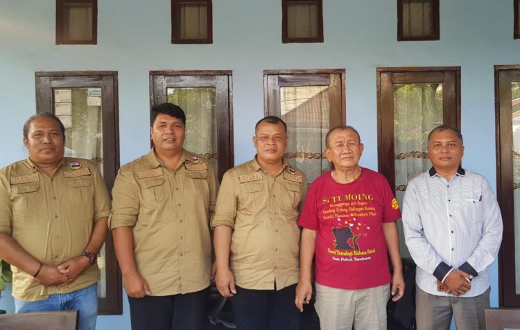 FOTO BERSAMA: Pengurus DPD Pewarna Sumut foto bersama tokoh masyarakat Sumut, Dr Drs RE Nainggolan, MM dan Pdt Fransiskus Siregar STh, Selasa (16/7/2024). ( Foto Dok/ Pewarna Sumut)