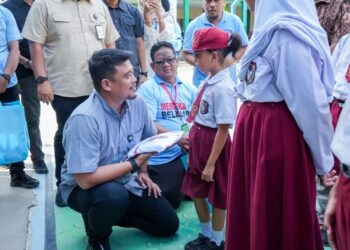 SERAHKAN BANTUAN: Wali Kota Bobby Nasution didampingi Wakilnya H Aulia Rachman secara simbolis menyerahkan bantuan seragam dan peralatan sekolah kepada siswa kurang mampu di UPT SMPN 1 Medan, Selasa (16/7/2024). (Foto Ist)