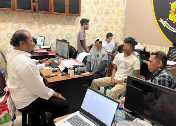 Empat orang pelaku pengeroyokan terhadap anak dibawah umur yang terjadi di Sumpiuh, Kab. Banyumas berhasil diamankan Unit PPA Sat Reskrim Polresta Banyumas. Keempat pelaku pengroyokan yakni HBP (20), DSD (21), MHD (17), TGR (16) yang semuanya merupakan warga Kecamatan Kemranjen Kabupaten Banyumas.
