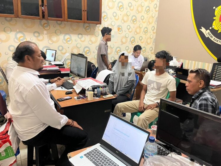 Empat orang pelaku pengeroyokan terhadap anak dibawah umur yang terjadi di Sumpiuh, Kab. Banyumas berhasil diamankan Unit PPA Sat Reskrim Polresta Banyumas. Keempat pelaku pengroyokan yakni HBP (20), DSD (21), MHD (17), TGR (16) yang semuanya merupakan warga Kecamatan Kemranjen Kabupaten Banyumas.