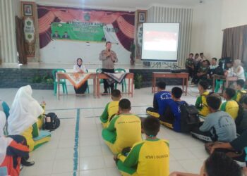 Kasat Binmas Polres Ogan Ilir, AKP Wempy Manurung, S.H., M.H., bersama anggota Sat Binmas melaksanakan kegiatan pemberian materi Masa Pengenalan Lingkungan Sekolah (MPLS) kepada siswa-siswi MAN 1 Indralaya. Kegiatan ini dilaksanakan di Aula Serba Guna MAN 1 Indralaya.