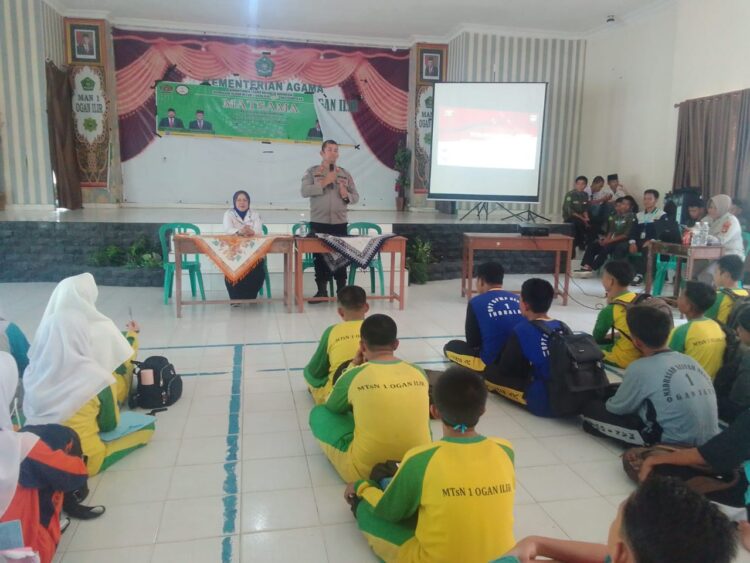 Kasat Binmas Polres Ogan Ilir, AKP Wempy Manurung, S.H., M.H., bersama anggota Sat Binmas melaksanakan kegiatan pemberian materi Masa Pengenalan Lingkungan Sekolah (MPLS) kepada siswa-siswi MAN 1 Indralaya. Kegiatan ini dilaksanakan di Aula Serba Guna MAN 1 Indralaya.