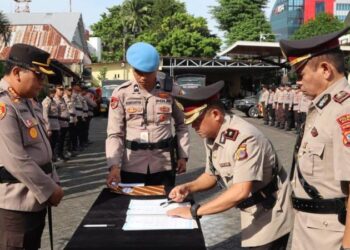 Kapolresta Manado Kombes Pol Julianto Sirait memimpin upacara serah terima jabatan yang dilaksanakan di halaman Mapolresta Manado. Dalam upacara tersebut, beberapa pejabat penting di lingkungan Polresta Manado melakukan serah terima jabatan, di antaranya adalah Kasat Samapta, Kapolsek Malalayang, dan Kapolsek Tikala, Selas (16/7/2024).