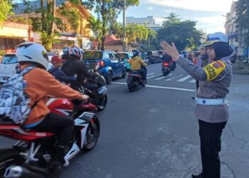 Kasat Lantas Polresta Manado, Kompol Yulfa Irawati, memimpin langsung personel Satuan Lalu Lintas dalam pengaturan arus lalu lintas pada titik-titik rawan macet dan pelanggaran, Rabu (17/7/2024).