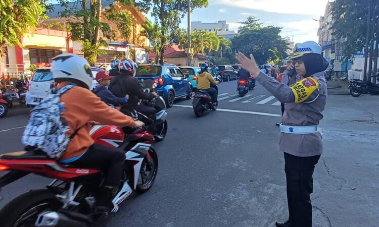 Kasat Lantas Polresta Manado, Kompol Yulfa Irawati, memimpin langsung personel Satuan Lalu Lintas dalam pengaturan arus lalu lintas pada titik-titik rawan macet dan pelanggaran, Rabu (17/7/2024).
