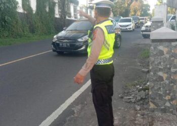 Personel Satuan Lalu Lintas (Sat Lantas) Polresta Manado kembali melaksanakan kegiatan rutin Pos Cakalang pada hari ini. Kegiatan ini bertujuan untuk mencegah kemacetan dan pelanggaran lalu lintas di sejumlah titik strategis di jalan raya, Rabu (17/7/2024).